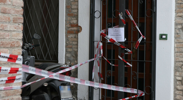 Coppia trovata morta in una casa nel bresciano: lui aveva 50 anni, lei 45. Ipotesi omicidio-suicidio