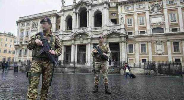 "Allah è grande", e si scagliano contro i militari: paura a Roma, presi un tunisino e un palestinese