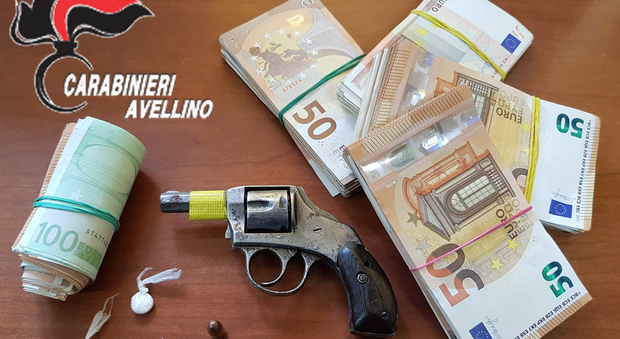 A casa una pistola, cocaina e i 20mila euro in contanti: arrestato