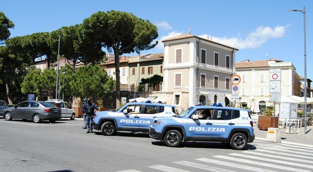 Choc nel parcheggio a Senigallia: quattro ragazzi presi a bastonate, due arresti