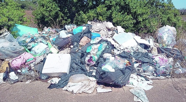 Netturbino fuori servizio abbandona i suoi rifiuti per strada: multa e richiamo dell’azienda
