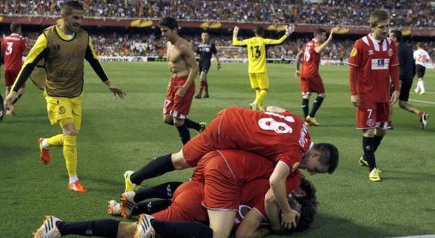 L'esultanza dei giocatori del Siviglia dopo il gol di Mbia (Ansa)