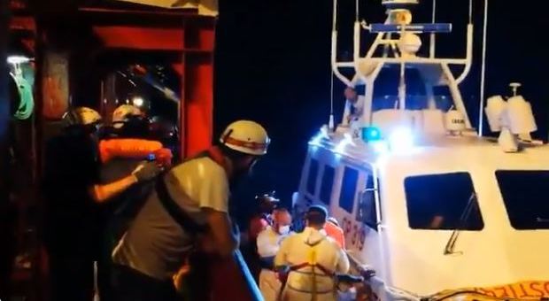 Ocean Viking, migranti a Lampedusa. Ira sindaco: «Accoglienti ma non stupidi»