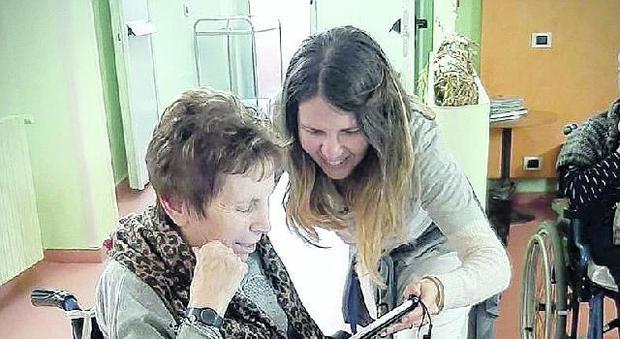I pensionati Cgil regalano tablet agli anziani nelle Rsa