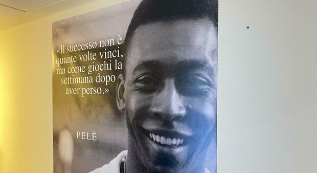 Il poster di Pelè affisso nello spogliatoio del Lecce all'Acaya