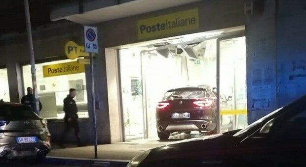 Roma, rapina choc a Tor Pignattara: con il suv sfondano la vetrina dell'ufficio postale (ma i dipendenti si chiudono in stanza)