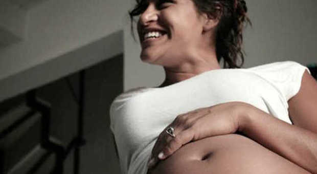 Karima Ammar incinta, la foto del pancione su Fb: "È femmina, il tempo vola e siamo senza paura"