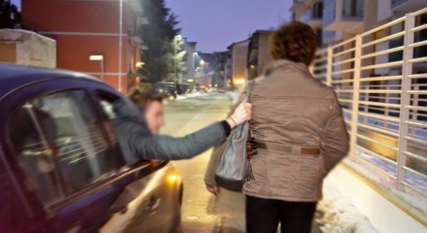 Roma, scippa una donna da auto in corsa: trascinata per metri sull'asfalto