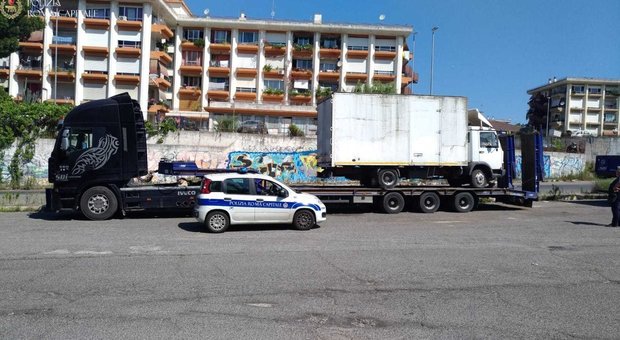 Roma, anche un furgone diventa discarica: rimosso a Bastogi