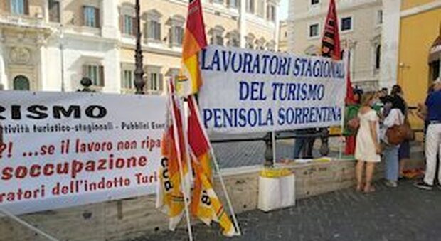 Primo maggio, la protesta degli operatori del turismo a Pompei: «Che a morire sia il Covid, non il lavoro»