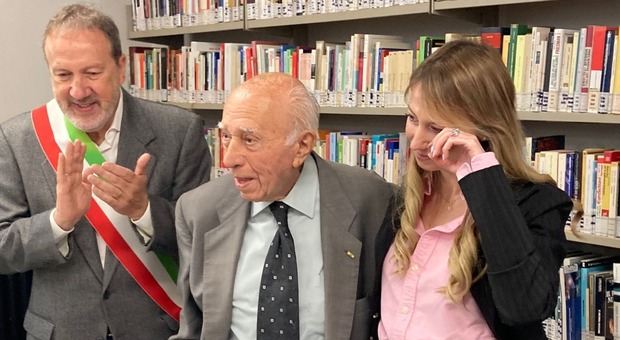 Il sindaco Massimo Momolo e la bibliotecaria Maurizia Rosada alla festa dei 100 anni di Giuseppe Bonafè