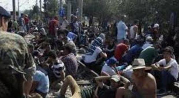 Macedonia, tensione al confine con la Grecia: scontri migranti-polizia: 8 feriti