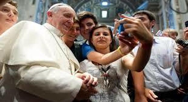 Papa Francesco affida ad un gruppo di studenti le meditazioni della Via Crucis al Colosseo
