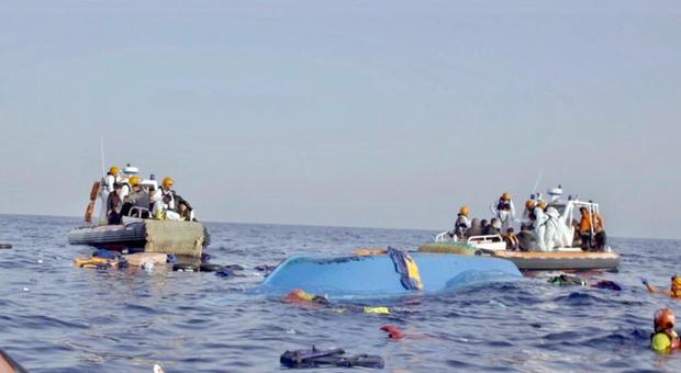 Migranti, salvate 105 persone su un gommone sgonfio alla deriva: anche molti bambini