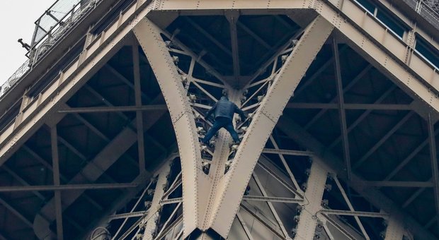 Scala a mani nude la Torre Eiffel e minaccia il suicidio: area evacuata