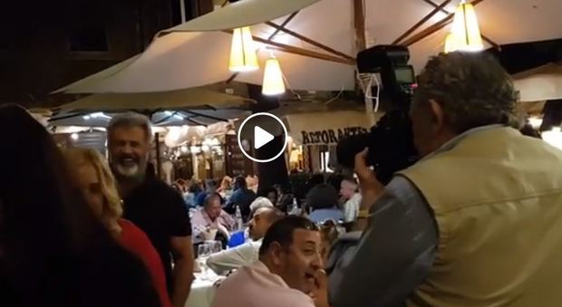 Mel Gibson a cena a Roma non sfugge all'obiettivo di Rino Barillari