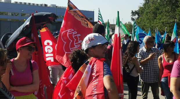 Sciopero Eurospin, sindacati: un centinaio di dipendenti in presidio davanti al negozio di Magione