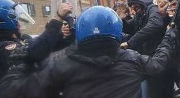 Tafferugli a Torino, cariche della polizia contro gruppo di antagonisti: sei fermati