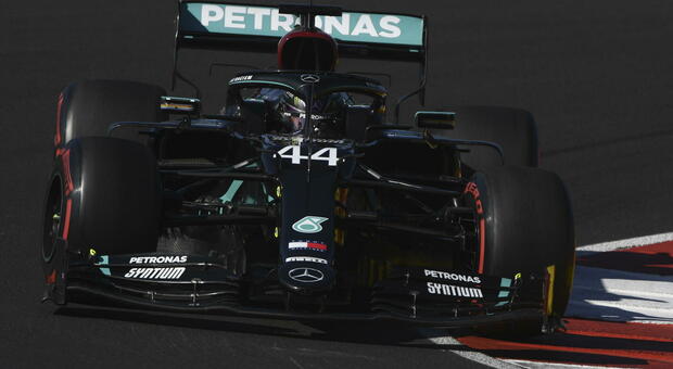 Pole di Hamilton davanti a Bottas sul circuito di Portimao. Leclerc quarto