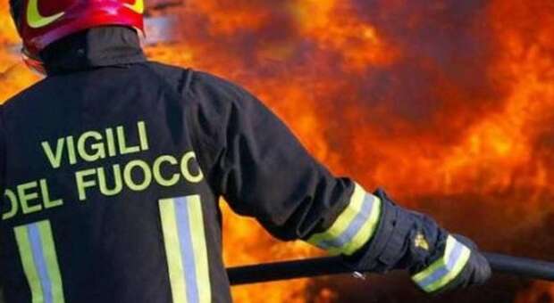 Incendio in un palazzo del centro di Lecce: all'origine una bombola di gas difettosa