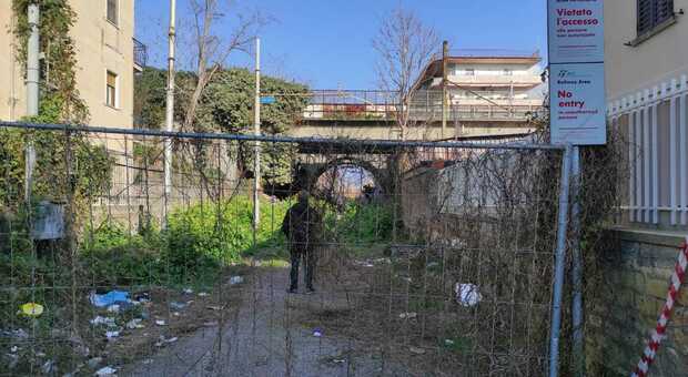Clochard trovato senza vita sui binari: choc a Castellammare