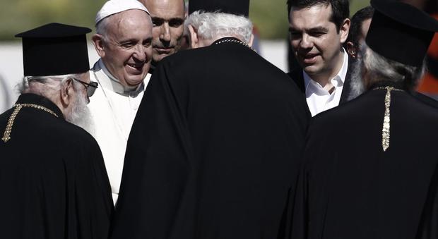 Francesco torna Lesbo: "C'era da piangere" E porta in Vaticano 3 famiglie musulmane