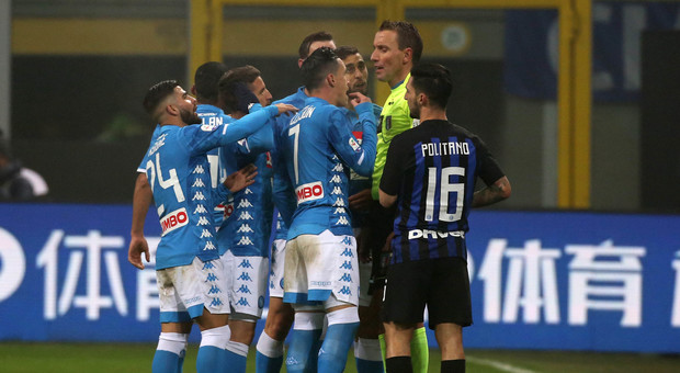 Inter-Napoli, rabbia social su Mazzoleni: «Vergognoso»