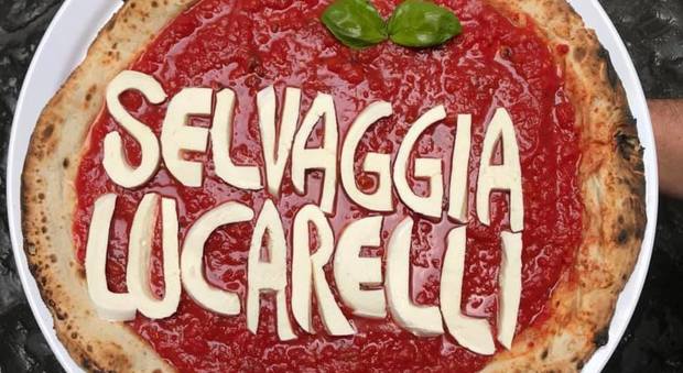 Selvaggia Lucarelli attacca Sorbillo, lui risponde e le dedica una pizza