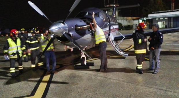 Mini-jet colpito da un fulmine: atterraggio d'emergenza a Pescara. A bordo c'erano cinque persone