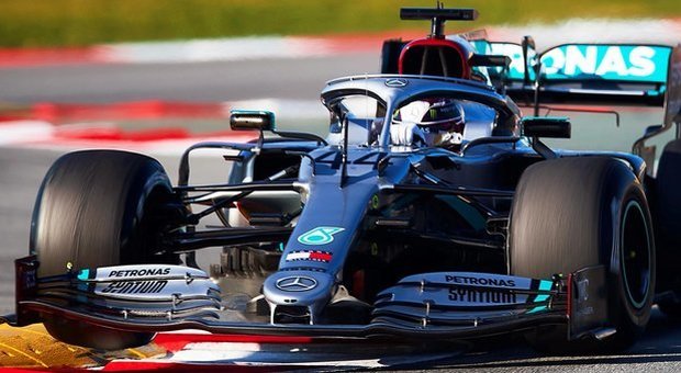 Formula 1, volante della Mercedes si muove avanti e indietro. È giallo nei test del Montmelò