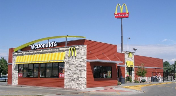 «Non potete mangiare all'interno, solo asporto»: dipendenti di McDonald's ferite a colpi di pistola dai clienti rimproverati