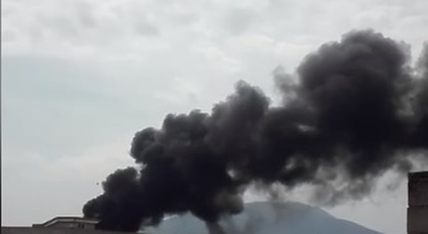 Afragola, si incendia deposito di bus: colonna di fumo nero visibile a chilometri di distanza