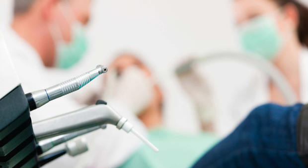 Dentista estrae 15 denti sani senza motivo, poi fugge: "Mi ha rovinato la vita"