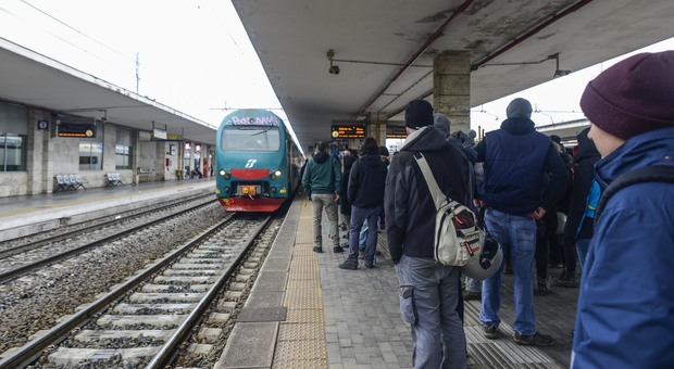 Cammina sui binari e si butta sotto il treno: grave 43enne di Chioggia