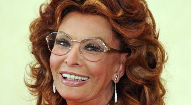Sofia Loren confessa: "Pressioni da Hollywood per rifarmi il naso, lo volevano alla francese"