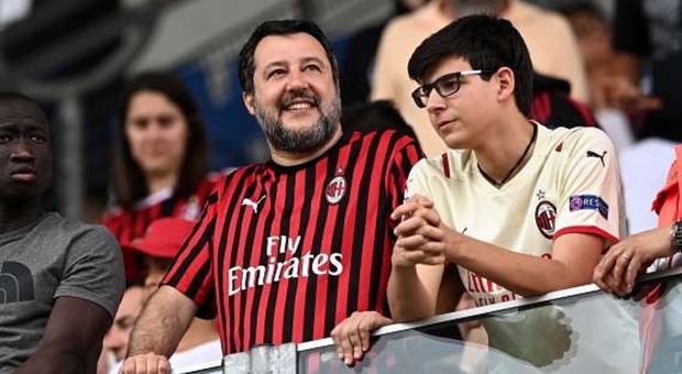 Salvini con la sciarpa del Milan
