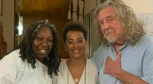 Whoopi Goldberg incontra il suo idolo Robert Plant dei Led Zeppelin nelle Marche. E scatta il selfie: «Per me la tua musica è davvero importante»