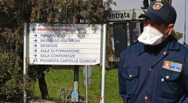 Coronavirus a Napoli, è allarme truffatori porta a porta: «Non aprite a nessuno e chiamate la polizia»