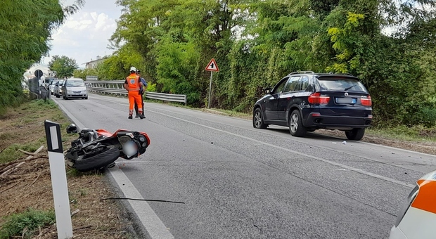 La moto del 22enne e l'auto coinvolta nell'incidente