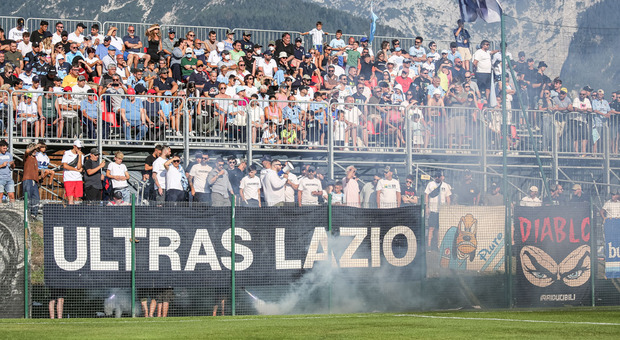 Tifosi laziali assistono a una partita dei biancocelesti ad Auronzo