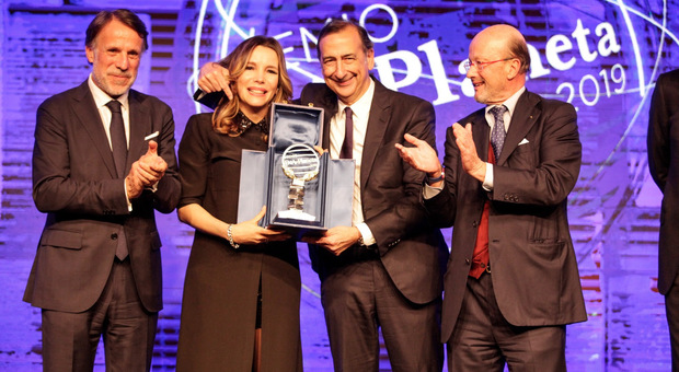Premio DeA Planeta: Simona Sparaco vince la prima edizione con "Nel silenzio delle nostre parole"