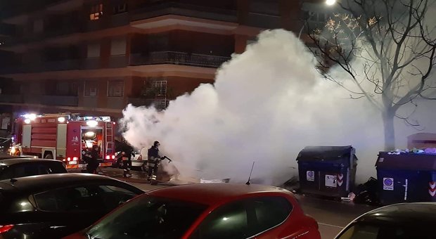 Cassonetti in fiamme a largo Bilancioni (foto FRANCESCO TOIATI)
