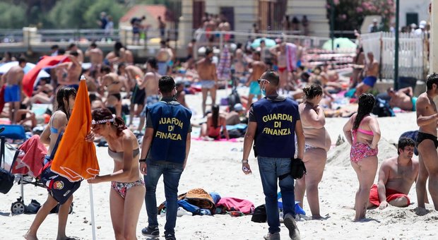 Spiagge prese d'assalto a Bari, distanziamento ignorato: interviene la polizia