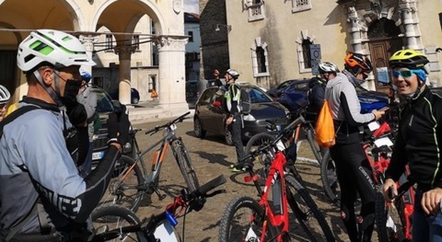 Il tour della Valbelluna fra salite e sorprese: giornalisti ciclisti ospiti del Consorzio Dmo