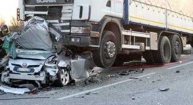 Brasile, 5 morti nello schianto in autostrada: vettura schiacciata fra due tir