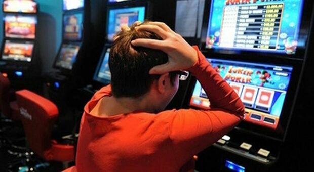 Milionario grazie a una vincita, perde tutto in 8 anni a causa del gioco d'azzardo: il 36enne deve ancora saldare i suoi debiti
