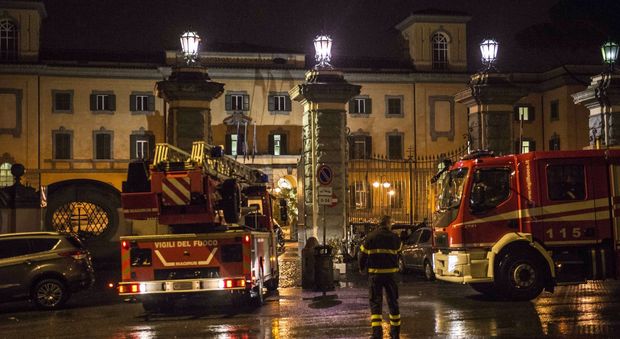 Roma, incendio all'ospedale San Camillo: un morto. Evacuati due piani di un padiglione. «Fiamme da sotto il letto»