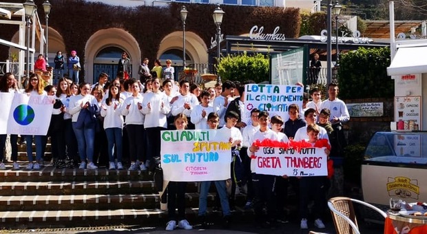 Clima: a Capri manifestazione solitaria, ad Anacapri lezione all'aperto