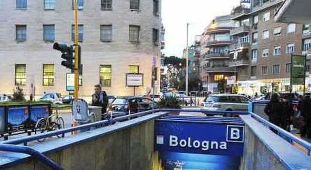 Roma, pestato sulla metro B «Qui non si fuma», 37enne grave
