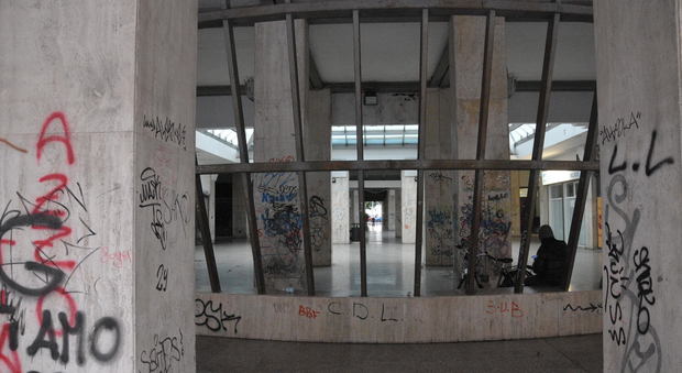 Galleria Mazzini, il Comune ripulisce i muri